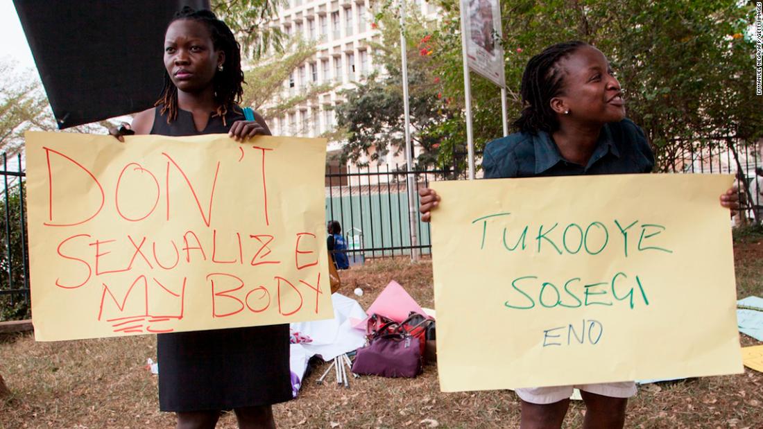 Les femmes protestent contre la législation anti-pornographie et sur le code vestimentaire le 26 février 2014 à Kampala.